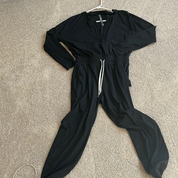 Black Vuori Henley Jumpsuit
Excellent condition 
XS - Picture 4 of 7